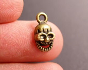 24 Skull charms - 24 pcs antique brass bronze skull - smiley skull charms- BAZ80