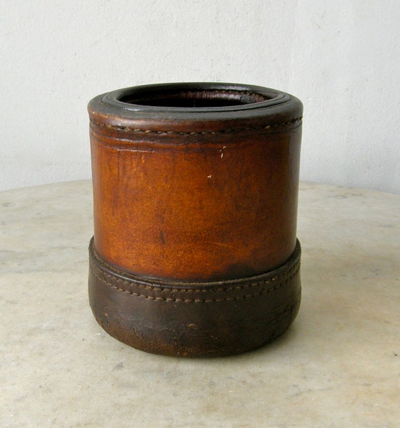 Great dice  vintage Leather Chestnut CUP Ribbed cups Brown  Vintage DICE  LIARS Interior