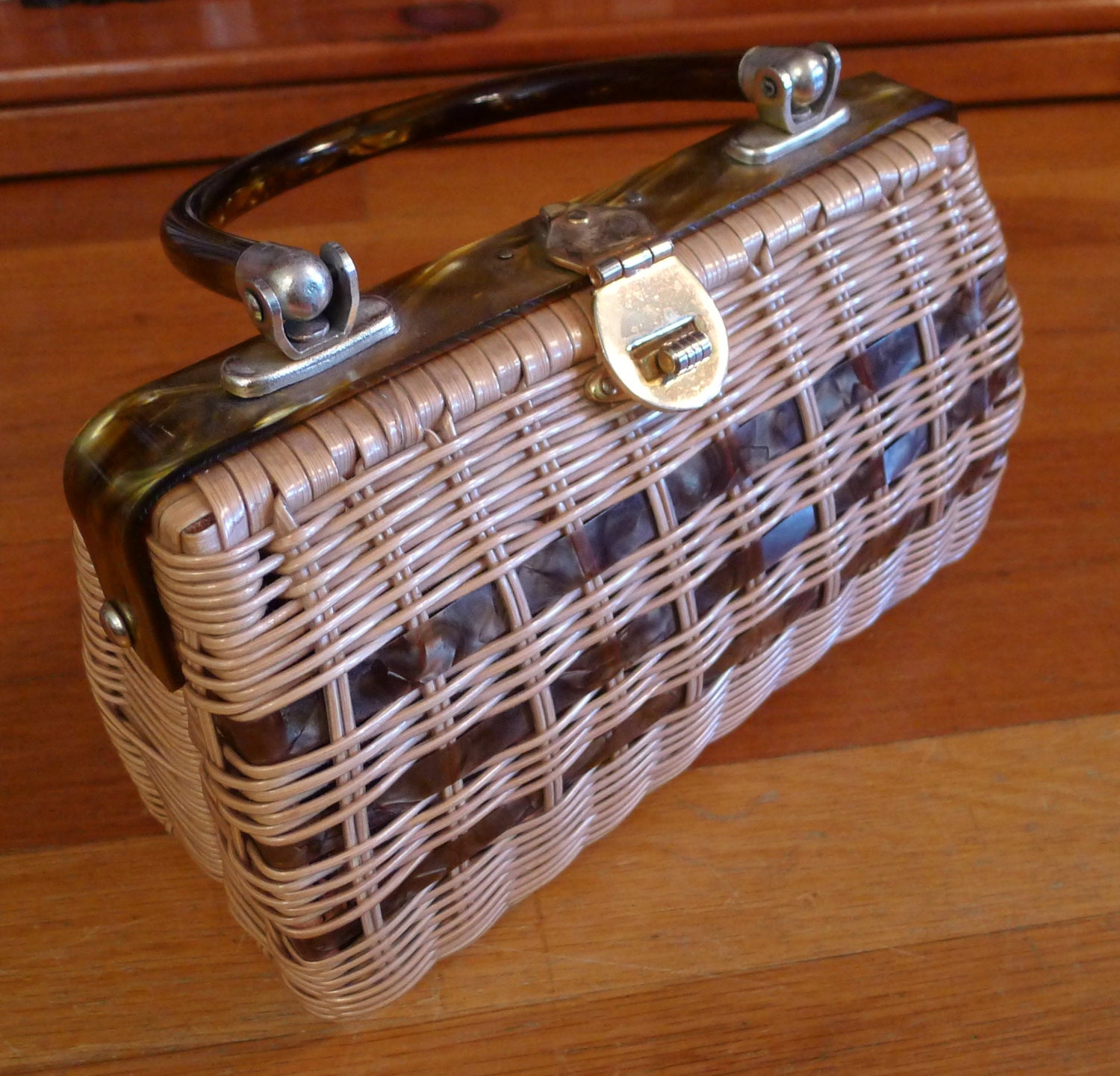 1950s Basket Weave Handbag with Tortoise shell Plastic Accents