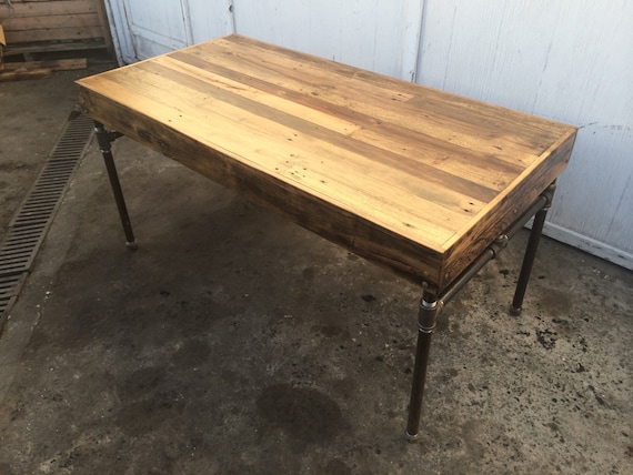 Bureau En Palette De Bois : DIY Pallet Coffee Table Base with Pipe Bureau En Palette De Bois : DIY Pallet Coffee Table Base with Pipe