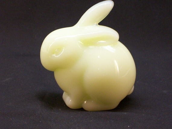 fenton glass bunny figurine