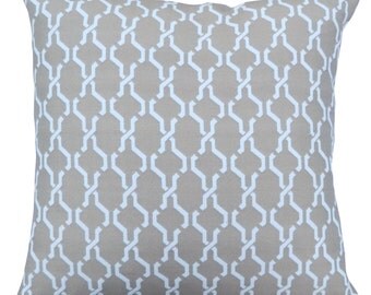 18''x18'' Indoor/Outdoor Chainlinked in Sand Pillow Cover