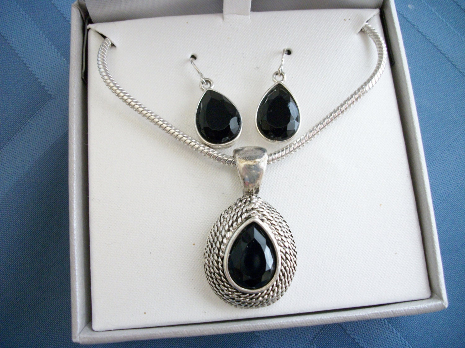 Vintage RMN Roman Company Black Teardrop Pendant Necklace