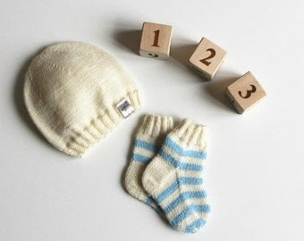 Newborn knitted baby hat / hand knitted baby hat / hand knit baby socks / hand knitted baby clothing