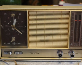 Vintage General Electric Clock Radio