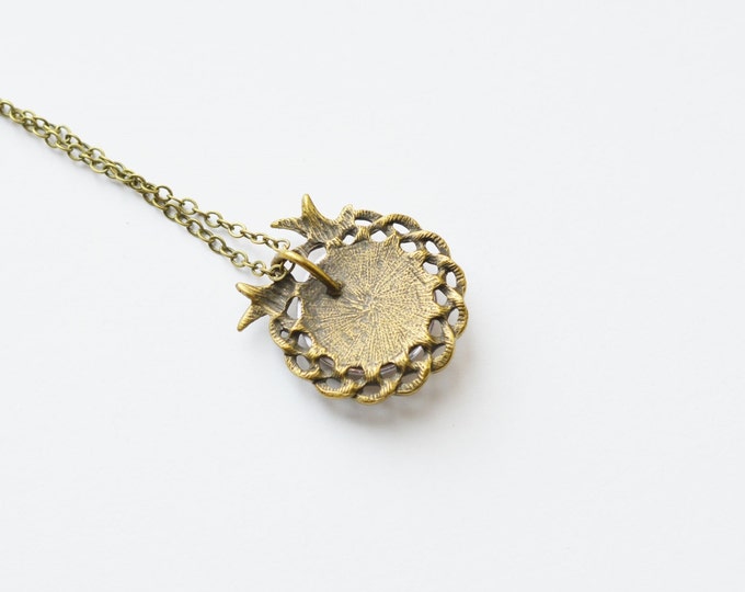 IN THE FOREST Round necklace of metal brass with depiction of butterflies under glass