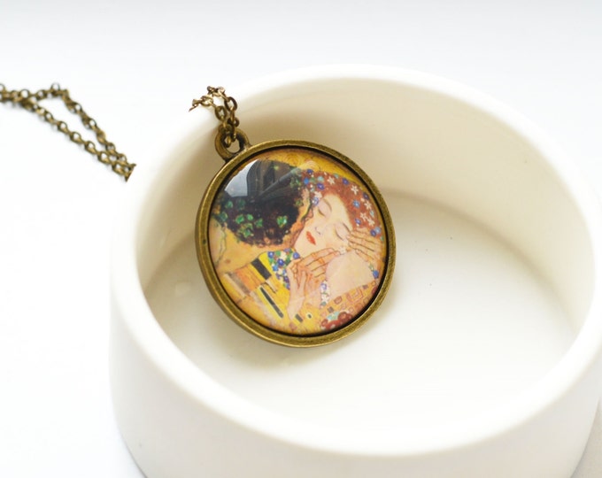 MASTERPIECES OF PAINTING Round pendant metal brass with a picture of a couple under glass
