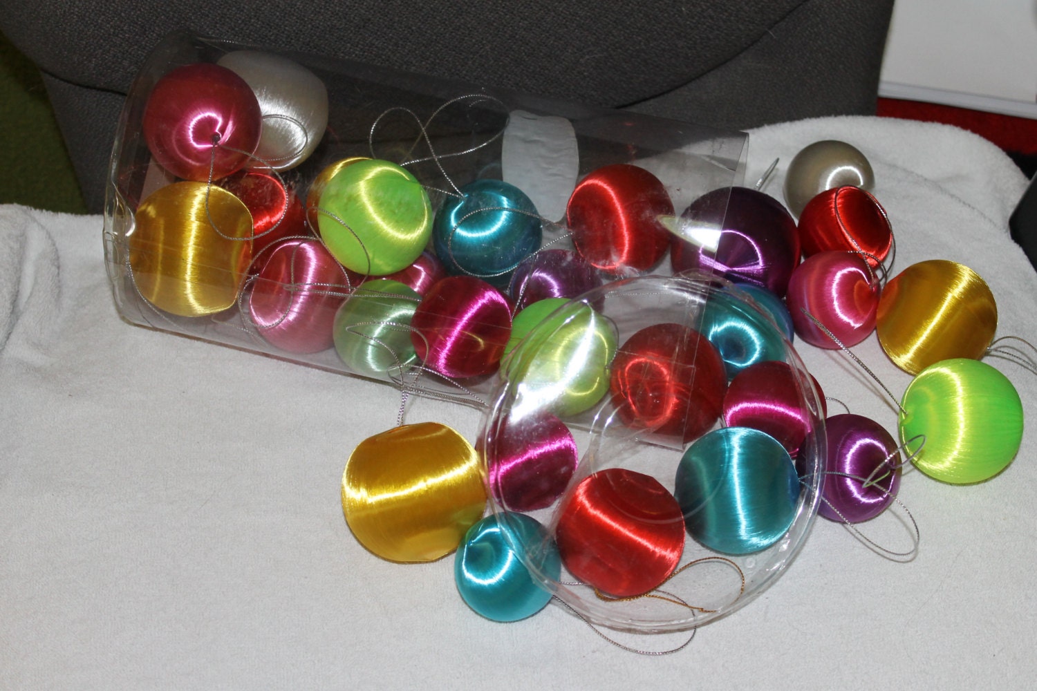 Decorative Silky Hanging Balls for Holiday Season Parties