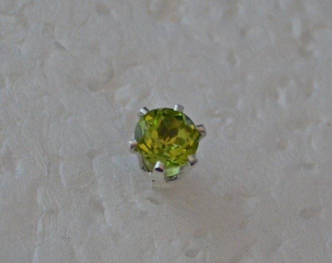 Peridot Stud Earrings, 6mm Round, Natural, Set in Sterling Silver E624