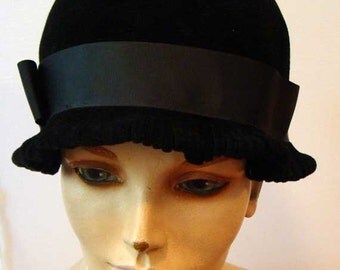 Cloche hat, black cloche hat, flapper hat, black felt hat, ladies vintage hat, vintage cloche hat