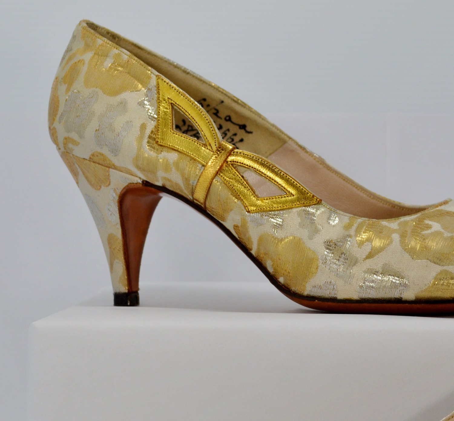 Vintage Shoes 1980s Evening Shoes Gold Damask Pumps Low Heel