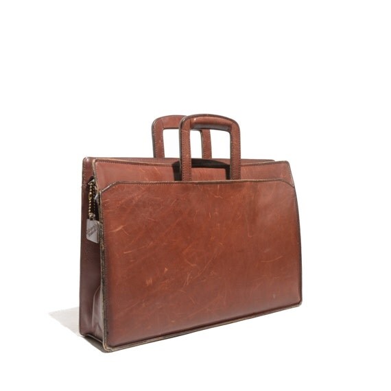 Looking for a specific briefcase style sharp rectangle, minimal