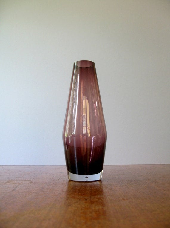 Vintage Riihimaki Riihimaen Finland Amethyst Glass Vase 1446