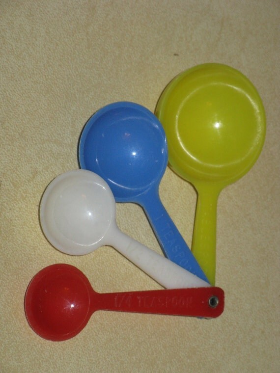 Vintage Measuring Spoons SET Yellow Red Blue White Plastic