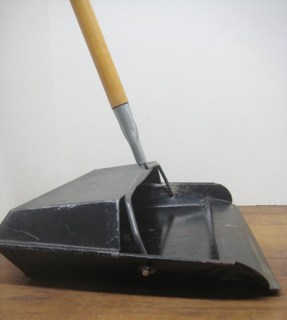 Vintage Dust Pan Long Handle // Wood Handle // Black Pan by MyBarn