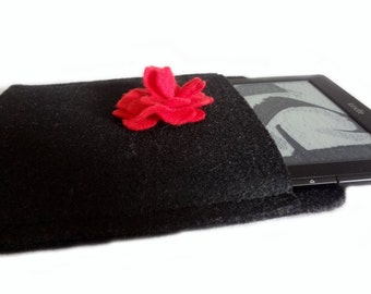 Kindle case in black felt with decorative flower