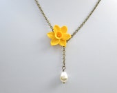 Yellow Daffodil Drop necklace, Daffodil and Pearls Necklace, daffodil Necklace, Spring necklace, Yellow Flower necklace