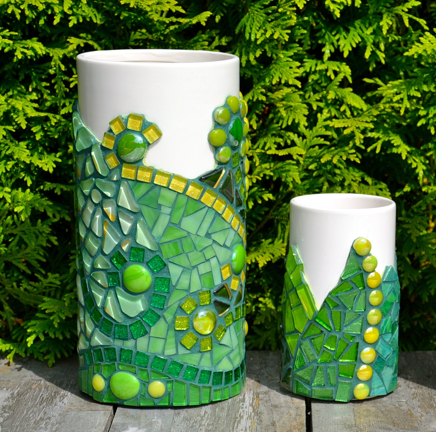 Set van twee keramiek vazen met groen glas mozaiek door mimosaico