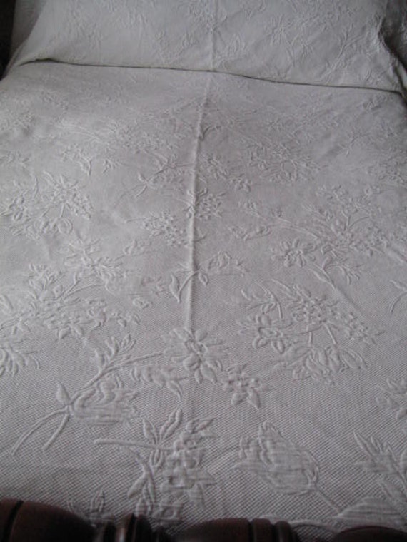 Vintage Matelasse Bedspread Antique White Textured 3D Floral