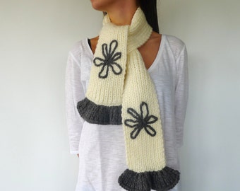 Bufanda beige con flores bordadas hecha a mano. Bufanda con volantes. Bufandas tejidas. Ideas para regalar. Bufandas originales