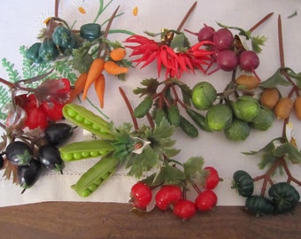 DE-STASH /// Small vegetable picks, 12 pieces, plastic, vintage (3/12)