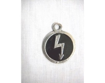 Wild Shock Rock Marilyn MANSON Lightning BOLT with BLACK Inlay Round Shaped Hand Cast Silver Pewter Pendant Adj Cord Necklace Metal Music