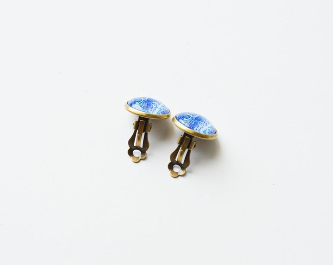 ANIMAL PRINT MEDLEY Round clips brass and glass with snake skin in retro and vintage style, blue and indigo