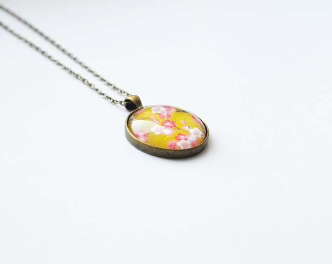 FLORAL MOTIFS Round pendant with flower from brass and glass retro and vintage