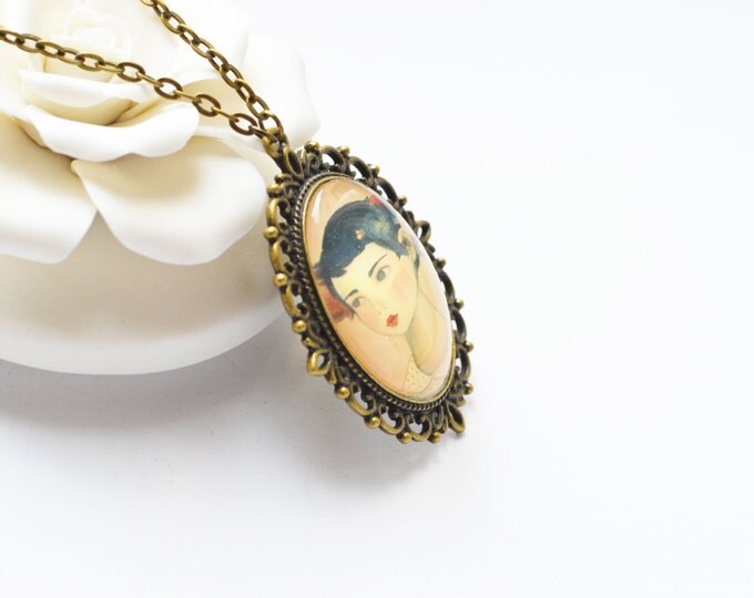 FEMALE IMAGES Oval pendant metal brass with the image of girls under glass