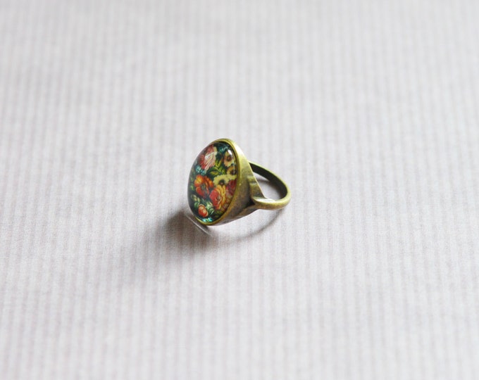 FLORAL MOTIFS Oval ring of metal brass with the image under glass, Ring size: 6.5 in (USA) / 13,5 (Italy) / 17 (Russia)