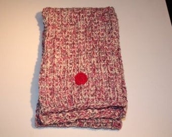 Knitted children's scarf whit a fuchsia flower