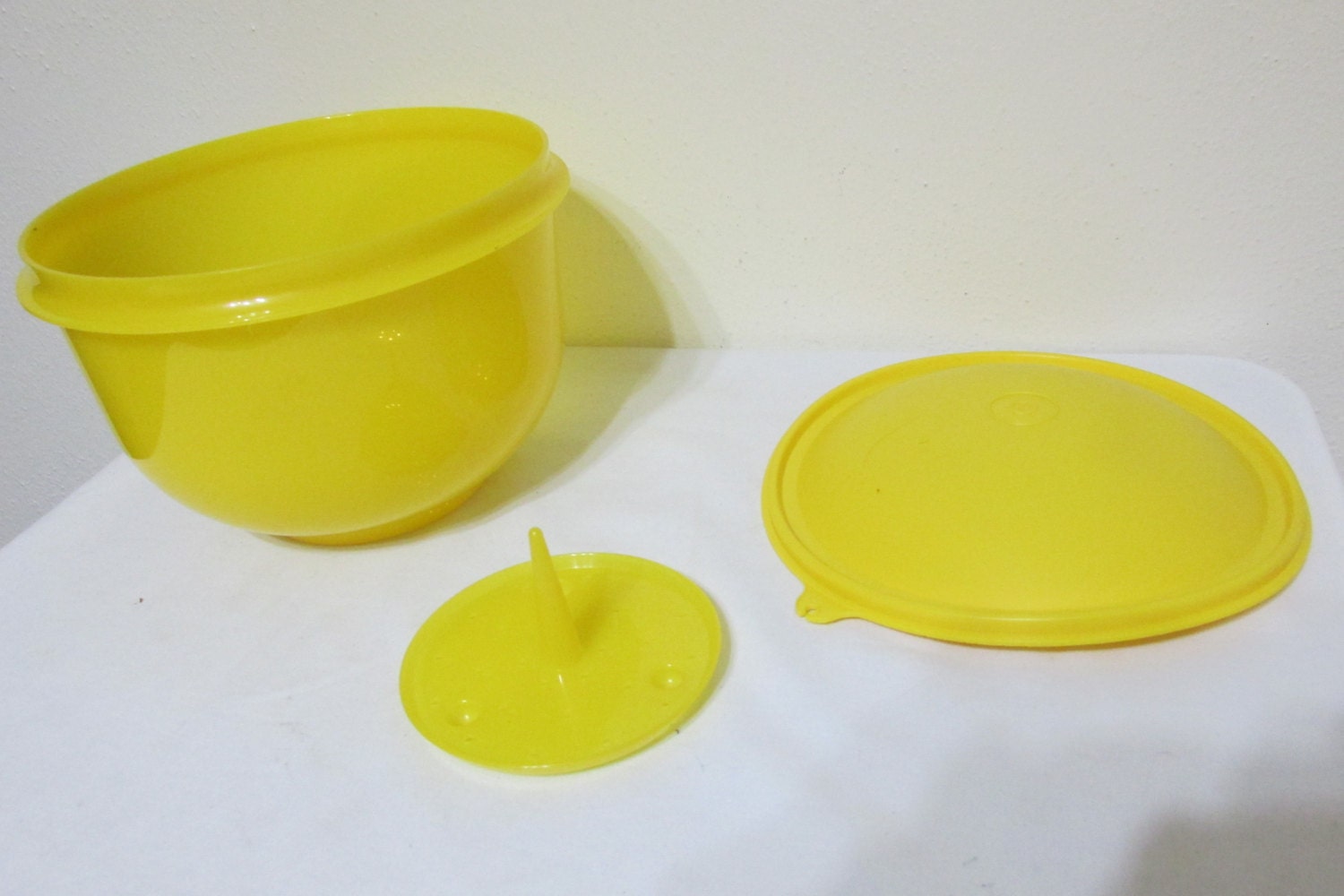 Tupperware Lettuce Keeper with Spike Insert