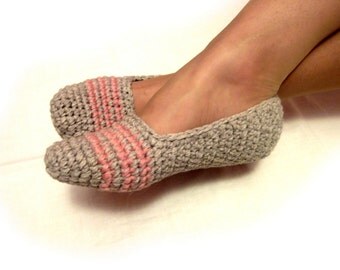 gray women slippers, grey slippers, women crocheted slippers, home crochet slippers, crochet shoes, gift for mom, friend gift, pink streaks