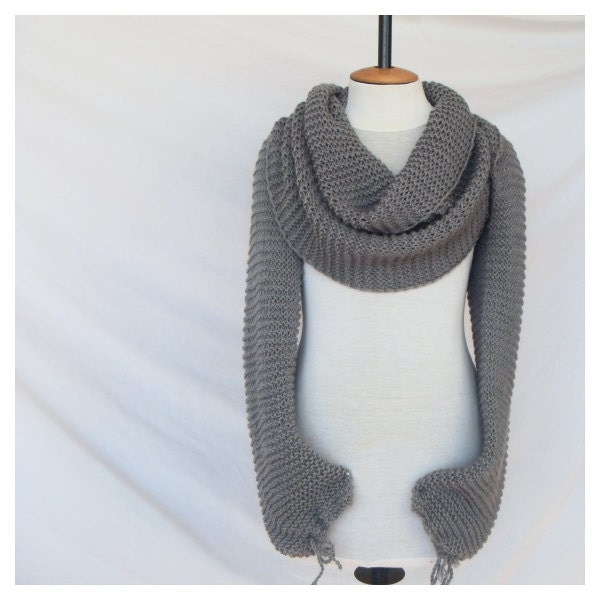 Scarf shawl with sleeves at both ends in grey. FREE by vinevirak