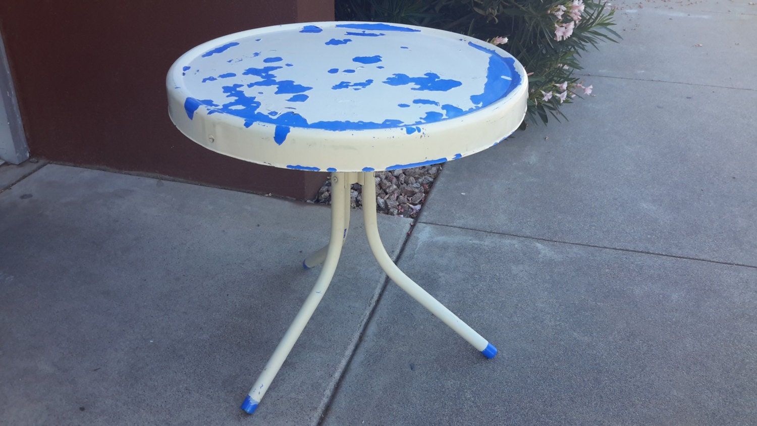 DECORATIVE METAL TABLE Chippy Paint 70’s White and Sky Blue Cottage