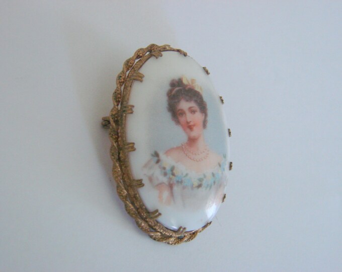 Lovely Victorian Hand Painted Porcelain Brooch / Jewelry / Jewellery