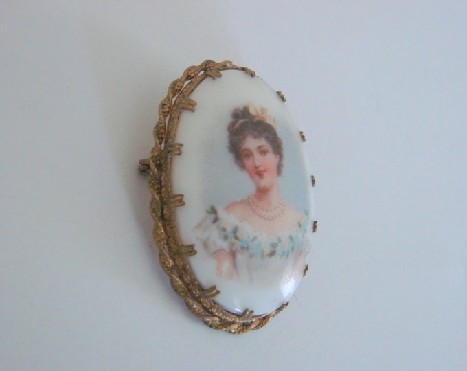 Lovely Victorian Hand Painted Porcelain Brooch / Jewelry / Jewellery