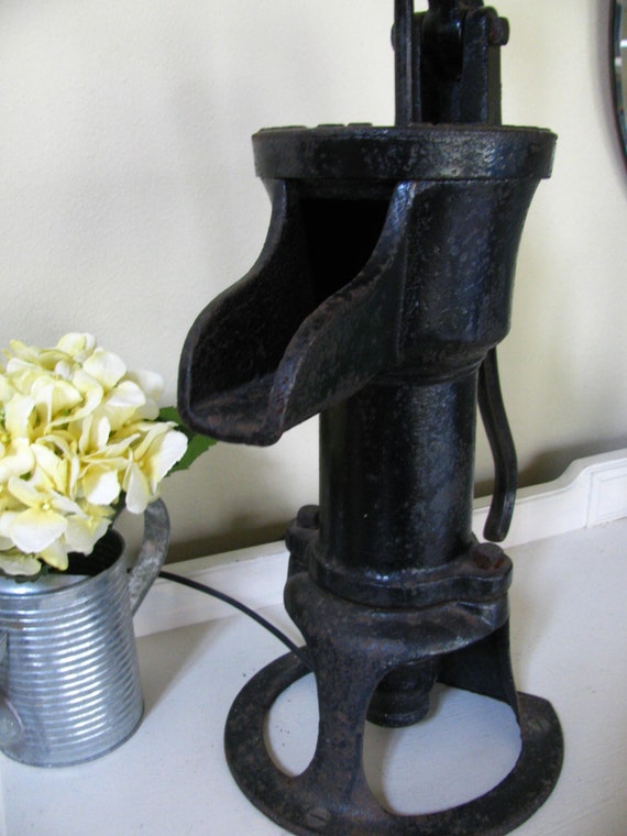 Rustic Vintage Water Well Pump Table Lamp Home Garden Décor
