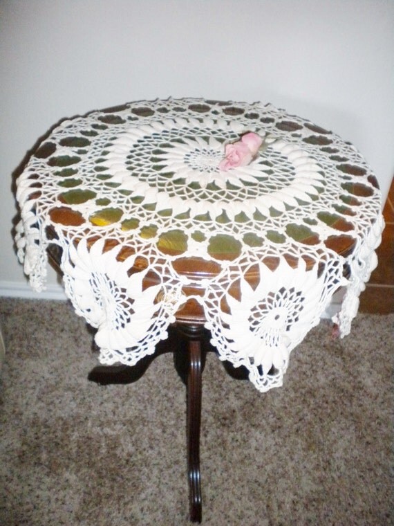 Crochet Table Runner Vintage Round Table by MyVingtique