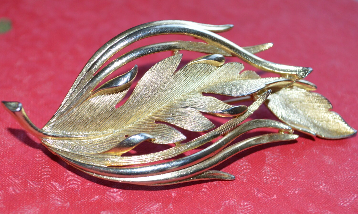 Vintage Gold Tone LISNER Leaf Brooch Pin by EmeraldDragonfly1