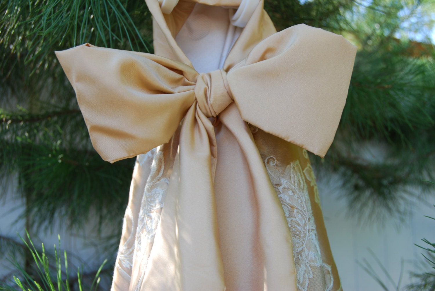 Cream And Gold Tree Skirt 