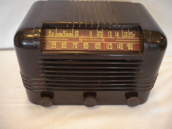 Items similar to Vintage 1940's Bakelite RCA Victor Radio, Size: 11x7x8 ...