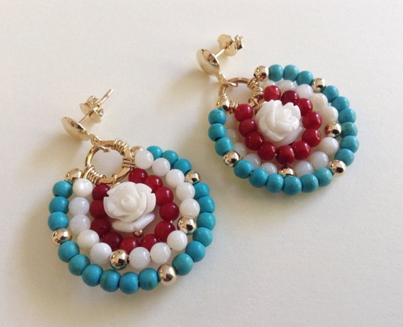 Zarcillos Blanco azul y coral rojo. Aretes Largos por Sifrimania