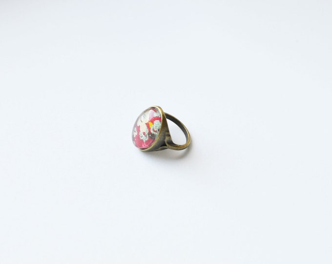VINTAGE FLOWERS Oval ring brass and glass with flower ornament , Ring size: 6.5 in (USA) / 13,5 (Italy) / 17 (Russia)