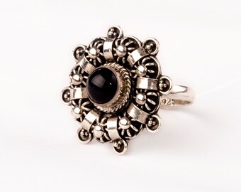 Stunning Vintage Silver Ring with fine Onyx gem.