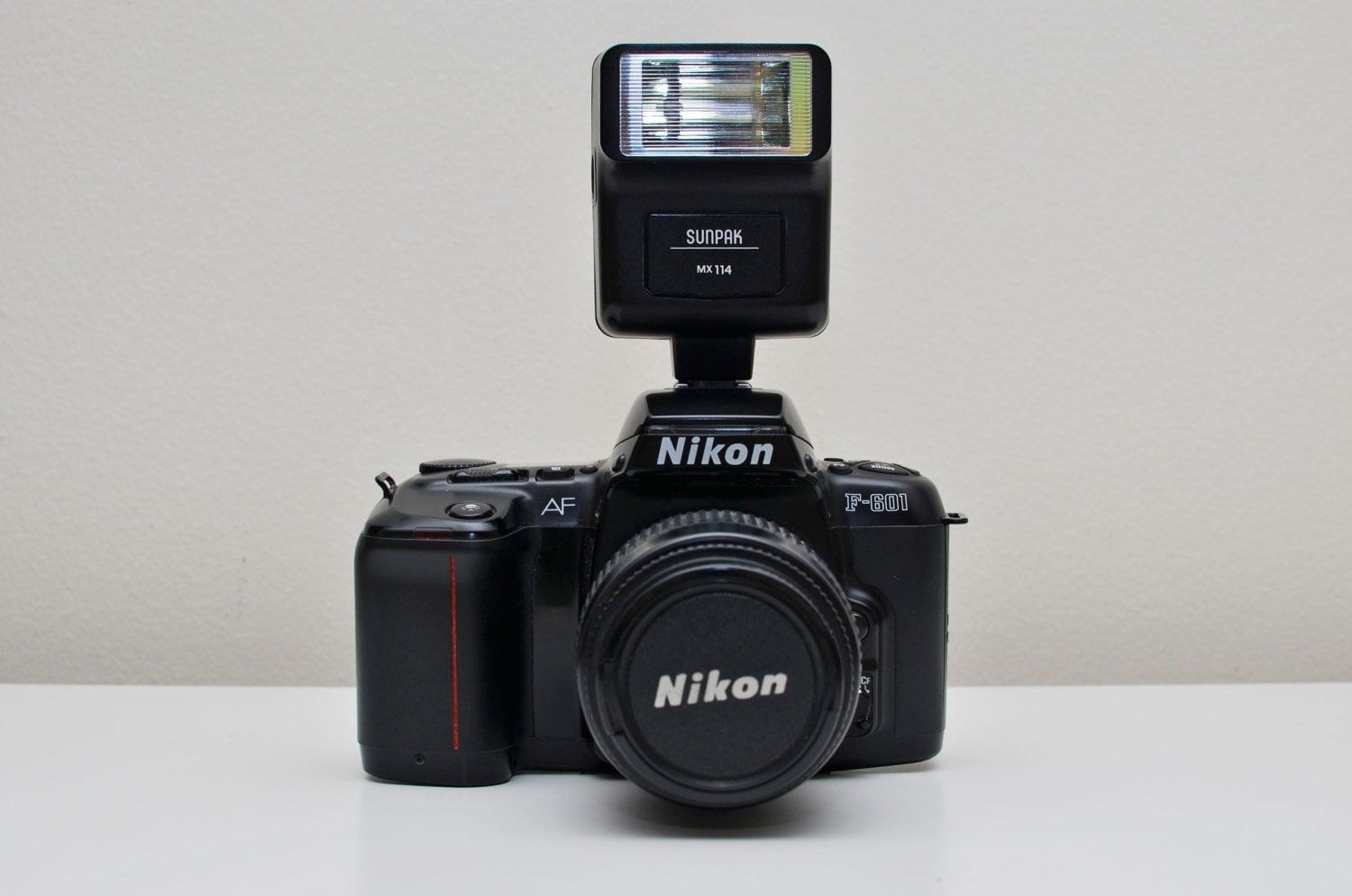 Nikon F-601 Film Camera /w Nikkor 35mm-80mm f4-5.6D lens