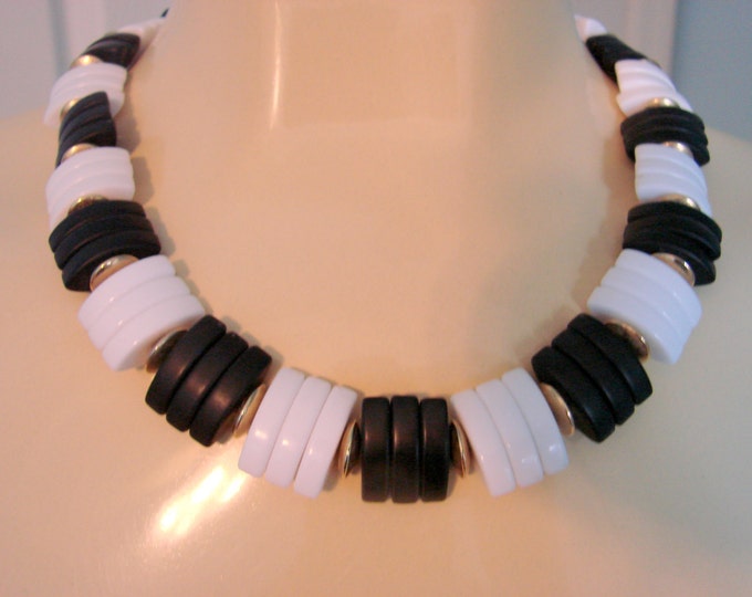 80s Black & White Lucite Bead Choker Necklace / Vintage Jewelry / Jewellery