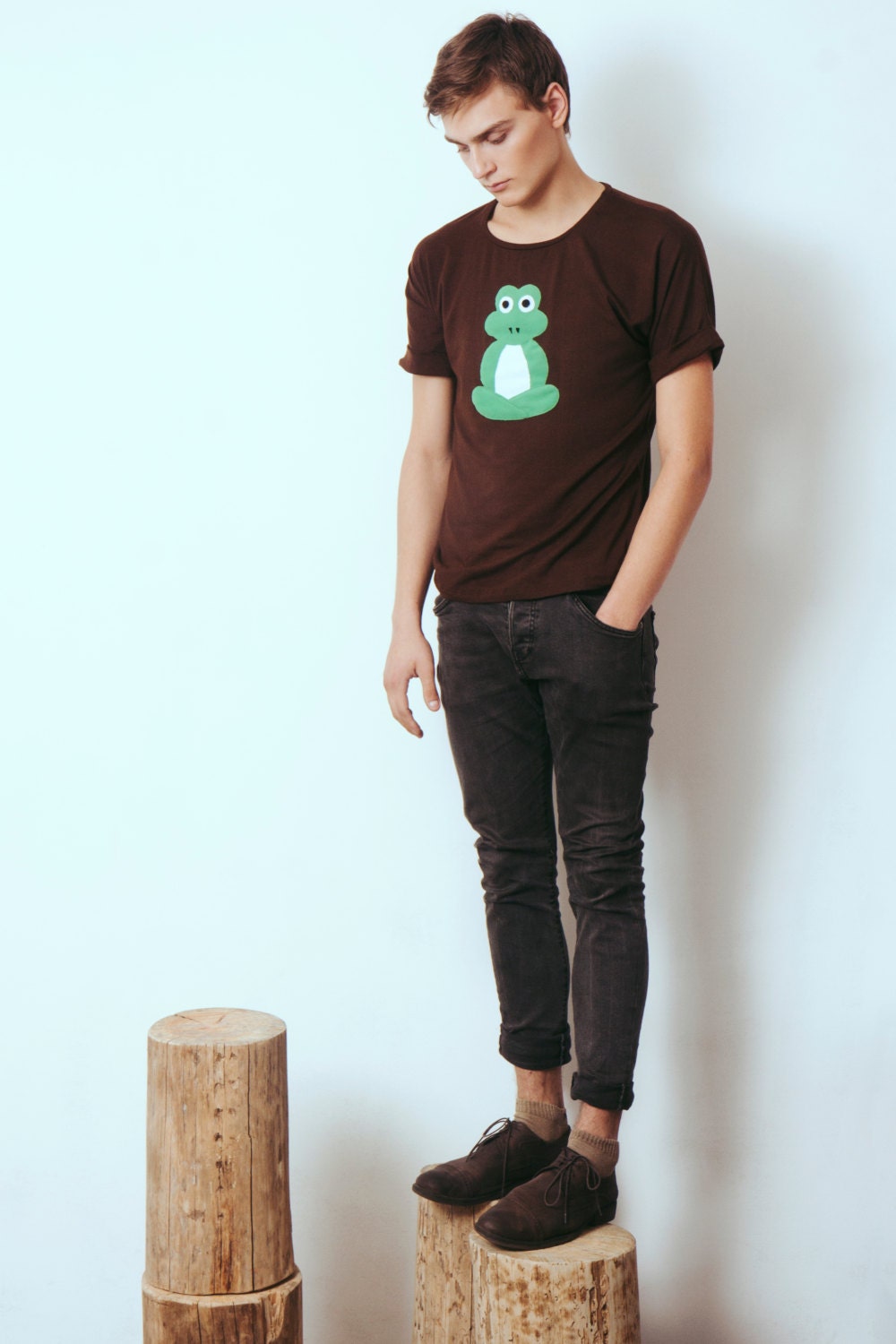 men brown tshirt