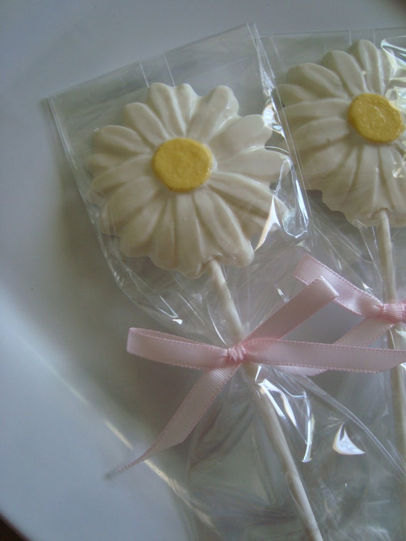 12 White Chocolate Daisy Lollipops Wedding by rosebudchocolates