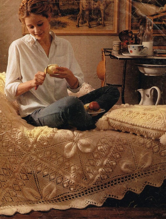 VCP102 counterpane leaf and bobble bedspread and cushion